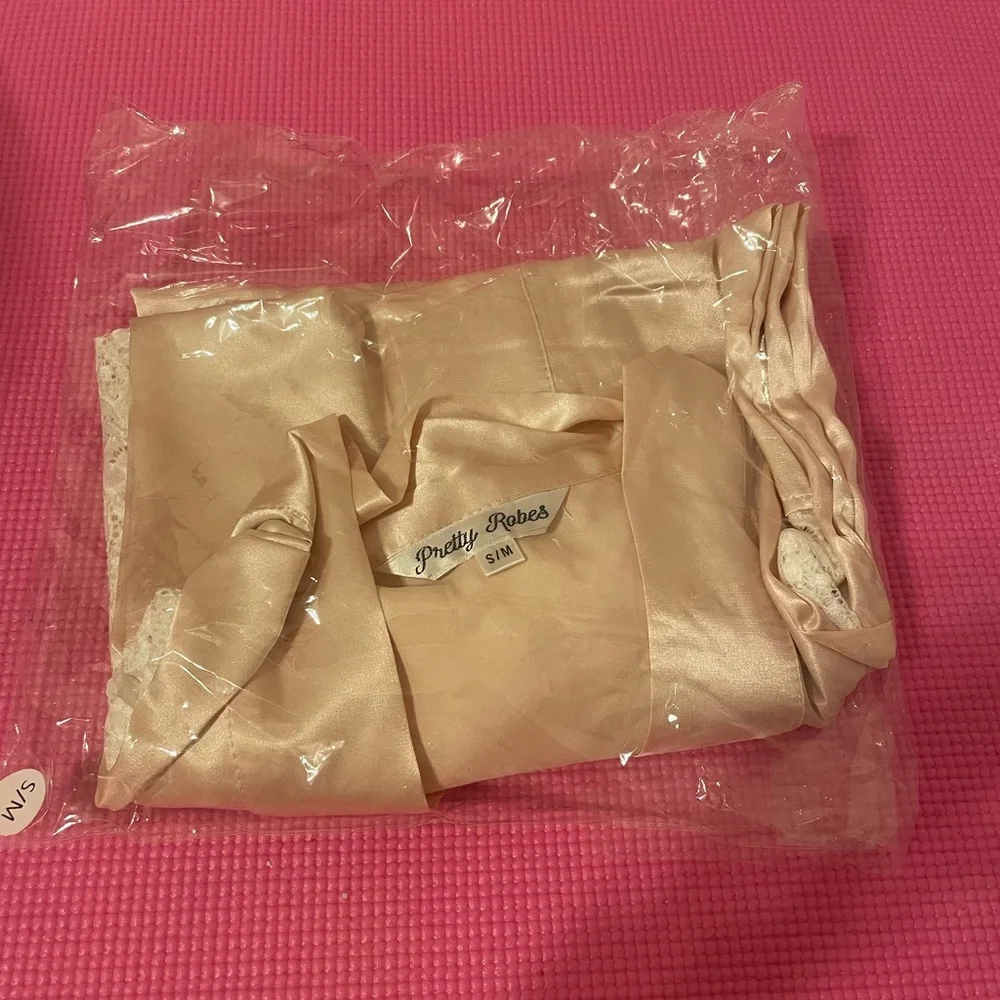 Pink Robe - Picture 2 of 2